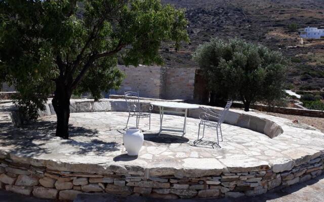 Ios Suite Atellier-Cozy Stone Retreat near the sea