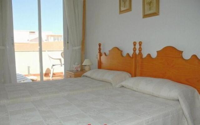 One-bedroom flat 200m from the beach