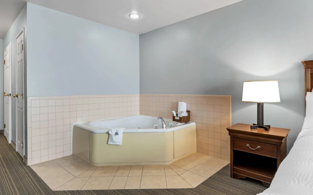 Country Inn & Suites by Radisson, Chambersburg, PA