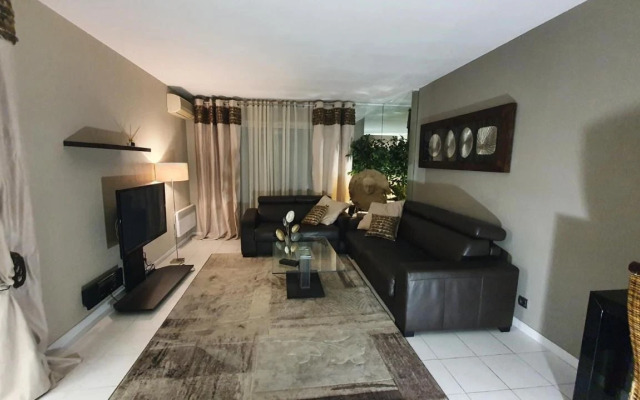 Melodie Garage Gratuit (Adults Only)