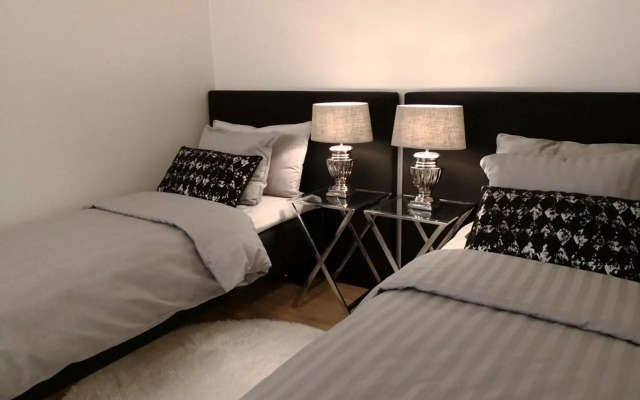 Charming Pine View Apartment