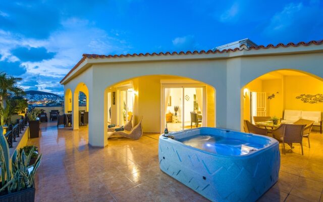 TROPICAL VILLA! Sea Front Terrace!