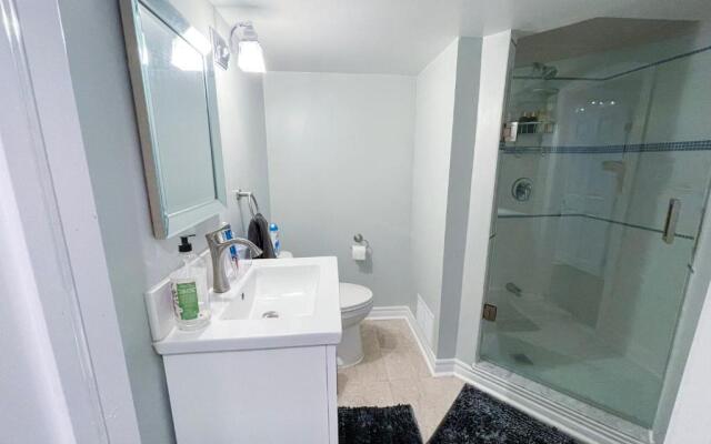 Spacious & Renovated 1BD Suite w/parking