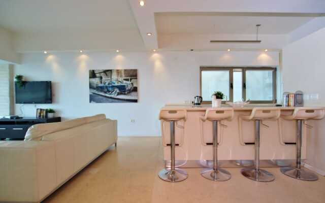 One of a Kind Gordon Beach Front 2BR Apt