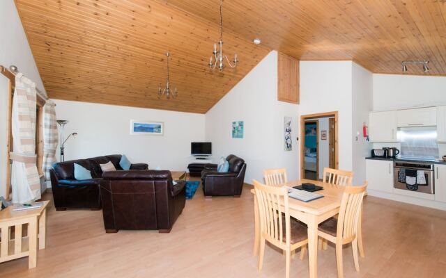 Douglas Fir Lodge With Hot Tub Near Cupar, Fife