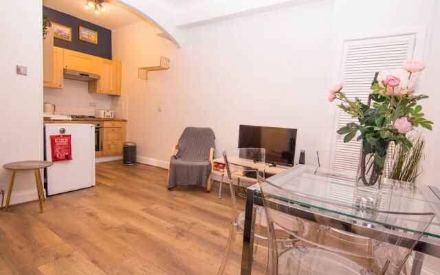 427 Pleasant 1 Bedroom Apartment in Abbeyhill Colonies Near Holyrood Park