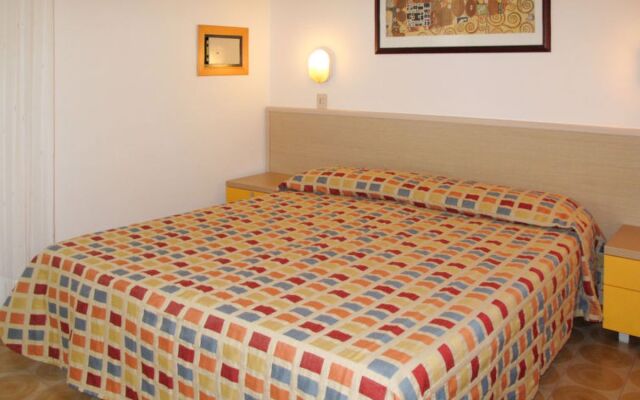 Club dei Pini (BIB702)