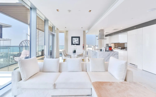 Luxury 2BR plus maids room in Bluewaters