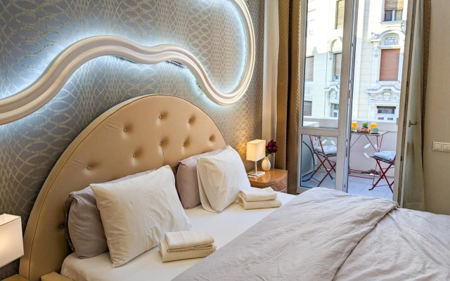 120M2 LUXURY CONDO with SAUNA, JACUZZI, CINEMA In Downtown Budapest