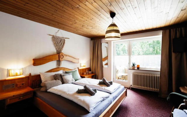 PineTree Lodge