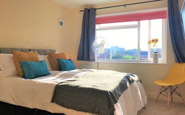 Toronto Apartment in Seaside Town With Parking