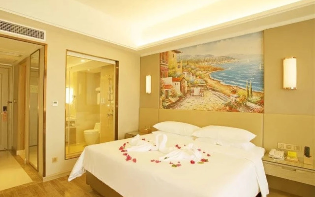 Vienna International Hotel (Sanya High-speed Railway Station)