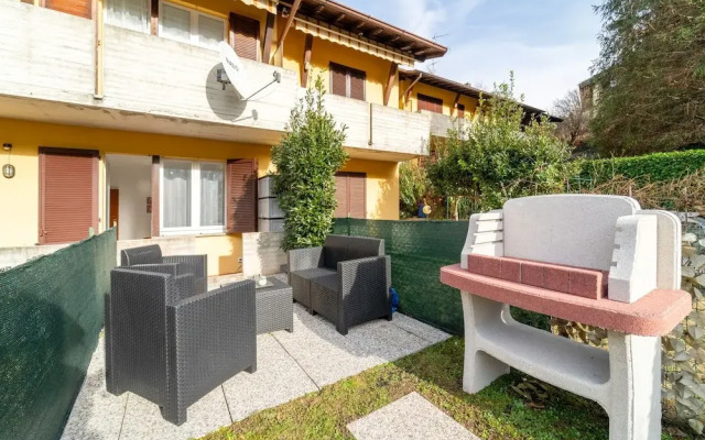 Scarlet Apartment with Garden