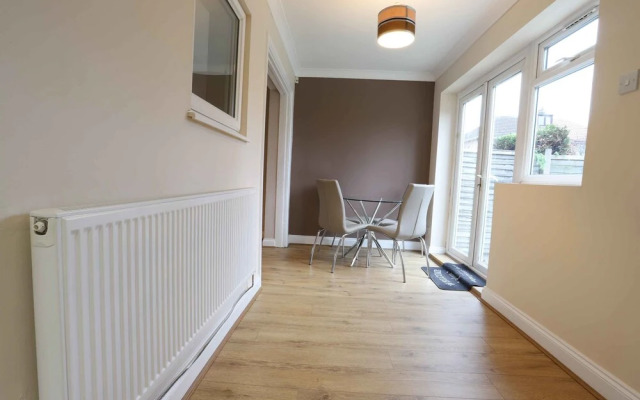 Solihull/NEC/Airport 3 BR Semi-detached House