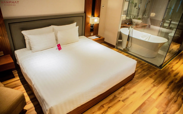 Van Phat Riverside Hotel