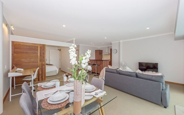 Waterfront 1BR Princes Wharf Apartment