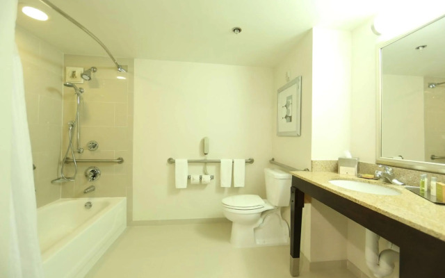 DoubleTree by Hilton Detroit - Dearborn