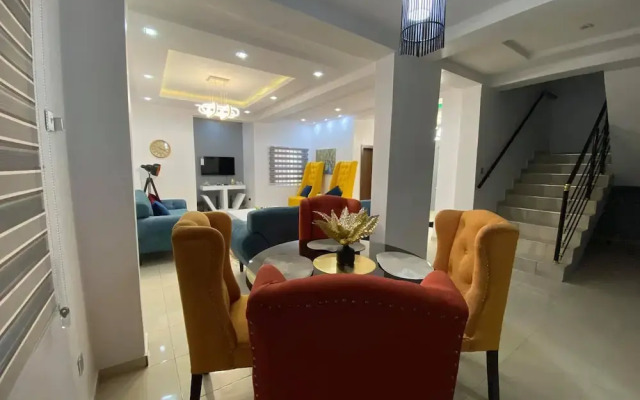 Comforts Court And Apartment