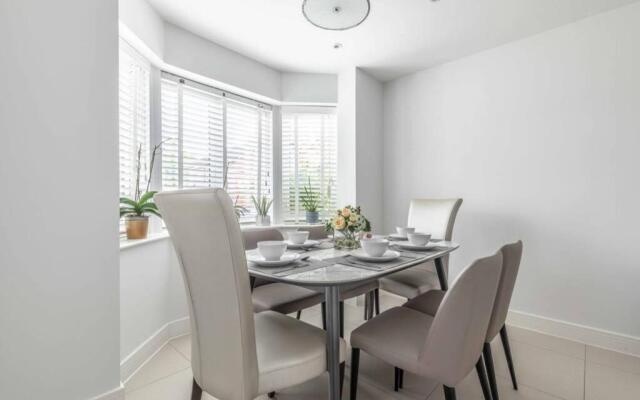 Stylish 4 Bed/2 Bath & Parking - Pinewood/Heathrow