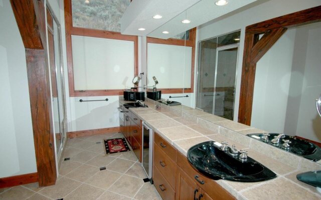 Robason 6 Bedroom Home by RedAwning