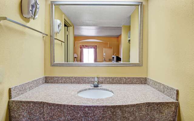 Super 8 by Wyndham Nashville Near Downtown / I-40