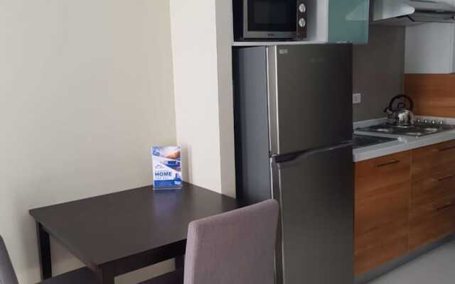 OYO 215 Sunshine City Suites