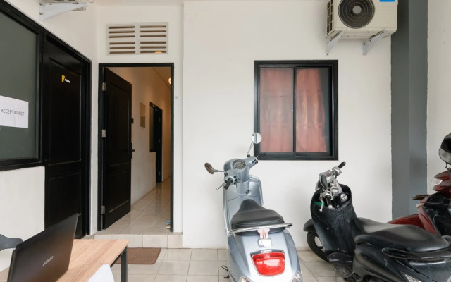RedDoorz @ Flamboyan Harapan Indah – Guest Rooms – Bekasi