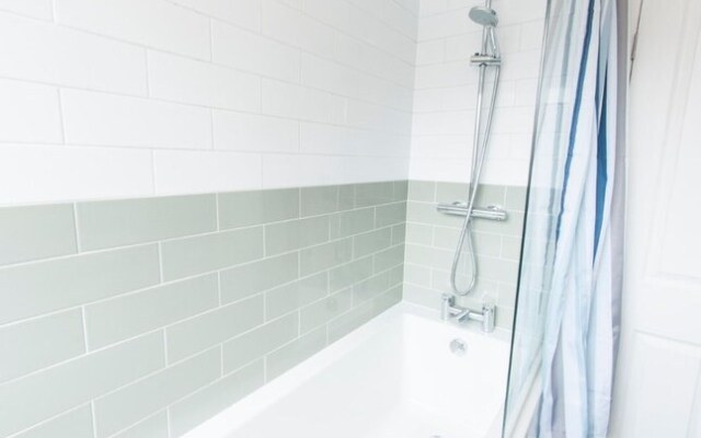 Bright & Airy 2-bedroom Flat for 6 in Blackheath