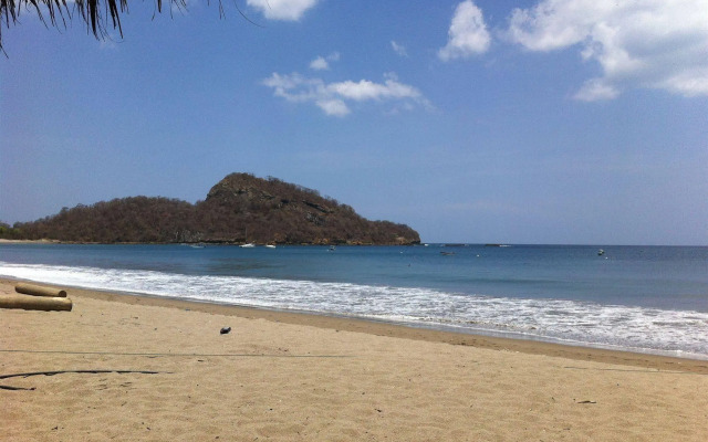 Machele' s Place Beachside Hotel & Pool