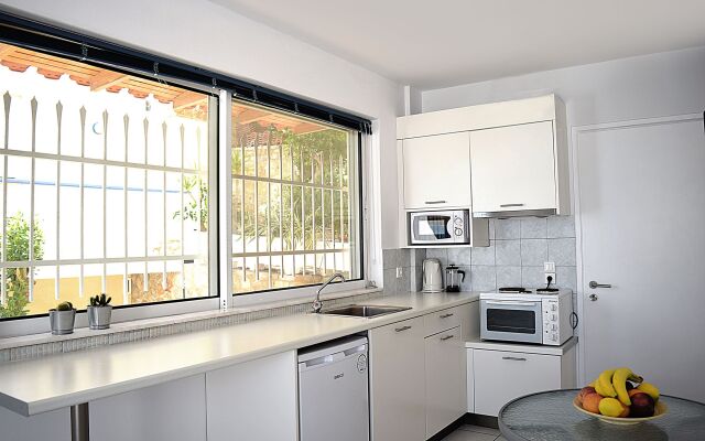 Meli Apartments & Villas