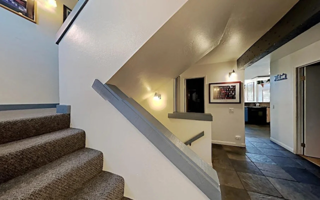 Large Upgraded 4 Bedroom Condo in Mammoth! Easy access To Hot Tubs, Pool, Sauna by RedAwning