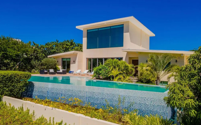 NEW Luxury 4BR Beachfront Villa w Infinity Pool