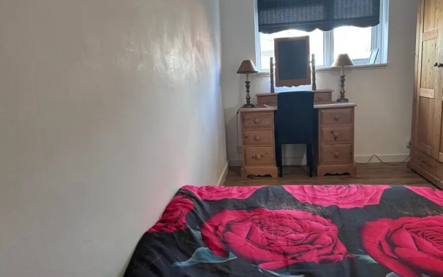 Spacious 2-bed Apartment in Hornchurch