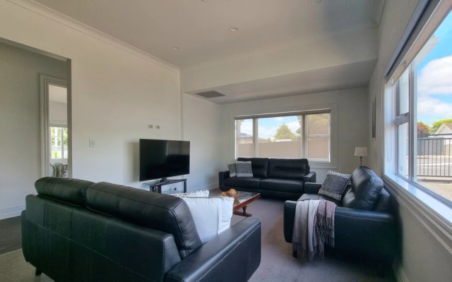 Cheerful 5 - Bedroom Home - Free Parking