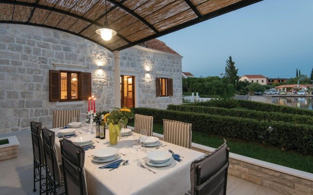 Stunning Home in Loviste With Wifi and 3 Bedrooms