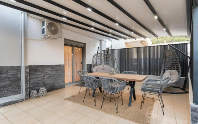 SithoniaRS Luxury Ground Floor Apartment With Private Garden