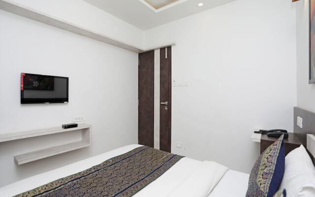 OYO 946 Royce Studio Apartments