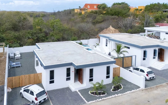 Modern Garden Villa Near Jan Thiel Mambo