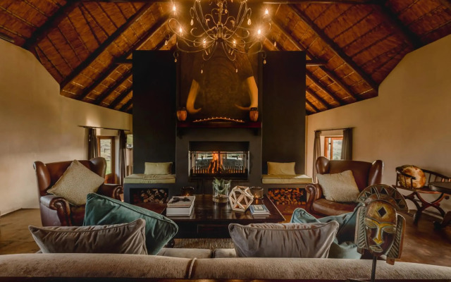 Hlosi Game Lodge - Amakhala Game Reserve