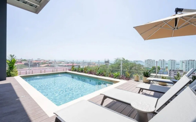 w Exceptional 1BR With Balcony in Casco View