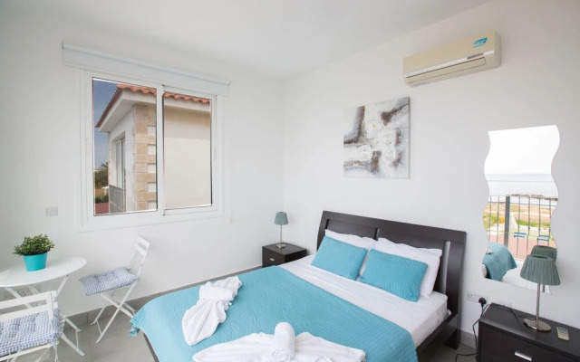 Villa Suri, Luxury Seafront Villa