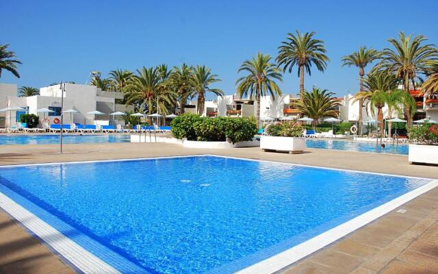 coastal town, 2 people, pool, fiber optic