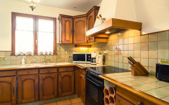 Cozy Holiday Home in Noves with Swimming Pool