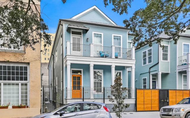 Spacious 4BR Condo with Pool