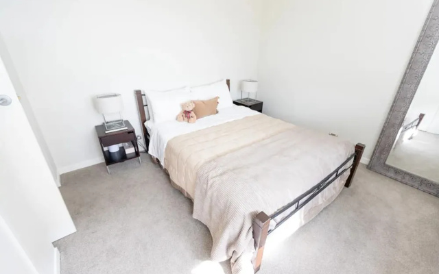 Stylish 3 Bedroom Family Home on the North Shore – Guest Rooms – North Auckland