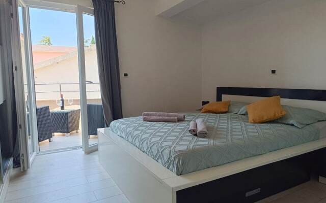 Mit - 100m to the sea - A5 b&w