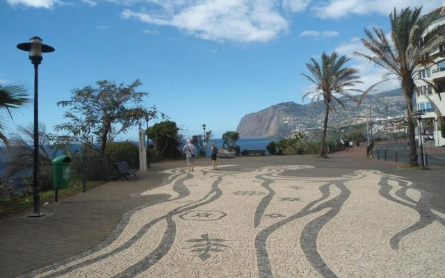 Sunny Apartment with pool by the sea