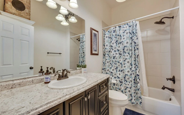 Springfield Home < 1/2 Mi to Commercial Street!