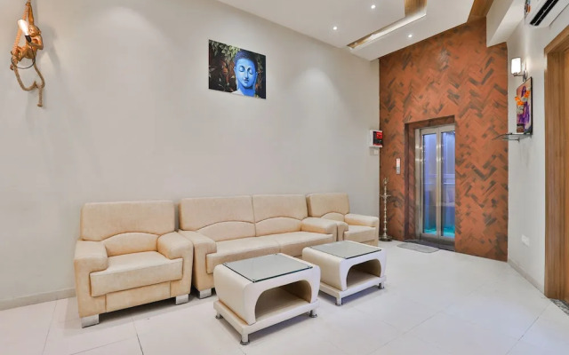 OYO 16122 Hotel Navya Palace