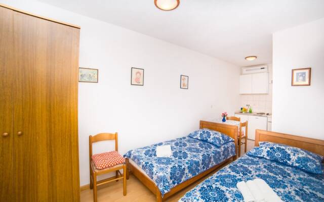 Studio Next to the Beach w Terrace and Parking
